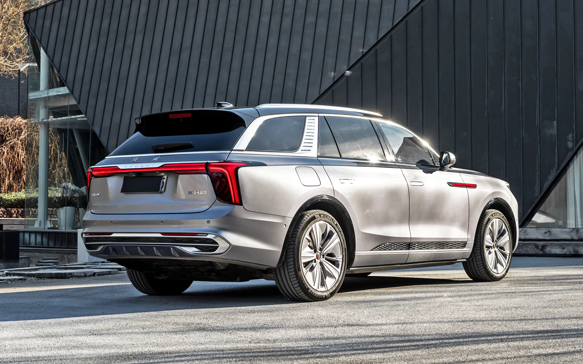 Краш-тесты и тест-драйвы Hongqi E-HS9