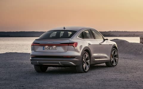 Фото Audi e-tron Sportback сзади Фото Audi e-tron Sportback сзади