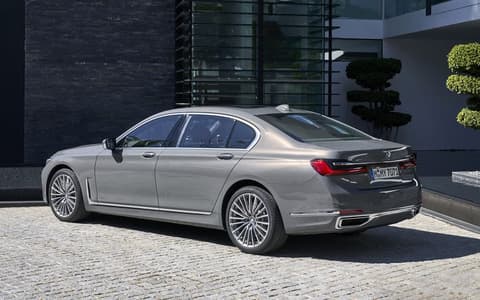 Фото BMW 7 серии сзади Фото BMW 7 серии сзади