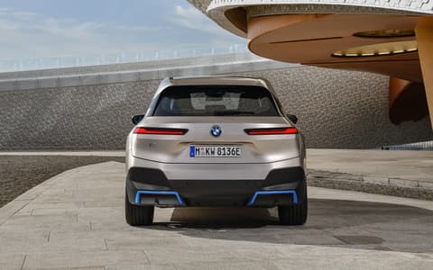 Фото BMW iX сзади