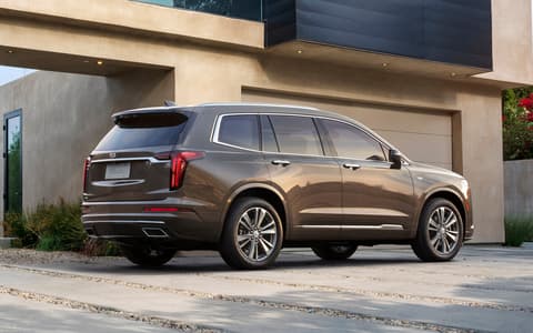 Фото Cadillac XT6 сзади