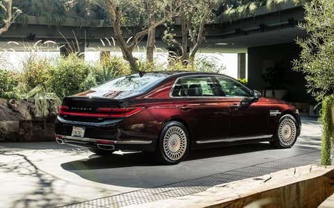 Фото Genesis G90 сзади