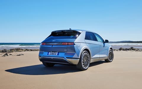Фото Hyundai IONIQ 5 сзади Фото Hyundai IONIQ 5 сзади