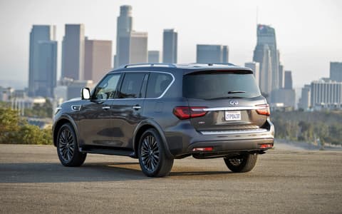 Фото Infiniti QX80 сзади Фото Infiniti QX80 сзади