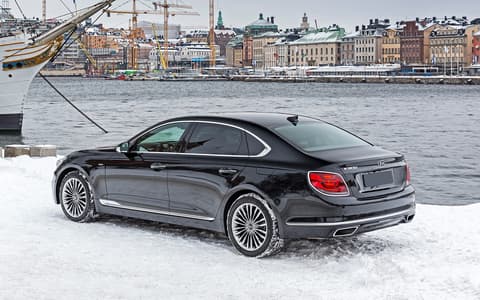 Фото KIA K900 сзади Фото KIA K900 сзади