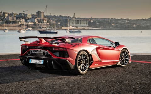 Фото Lamborghini Aventador S сзади