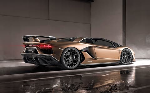 Фото Lamborghini Aventador S Roadster сзади