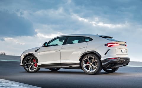 Фото Lamborghini Urus сзади