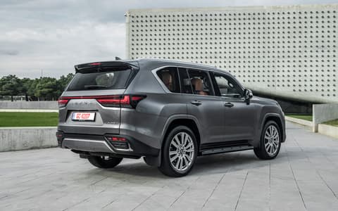 Фото Lexus LX 600 сзади Фото Lexus LX 600 сзади