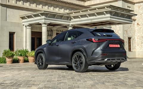 Фото Lexus NX 350 сзади