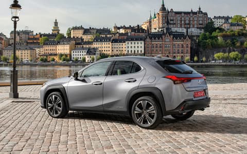 Фото Lexus UX 200 сзади