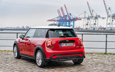 Фото MINI Hatch 3 двери сзади