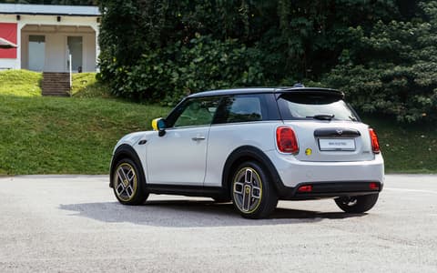 Фото MINI SE сзади