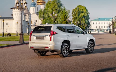 Фото Mitsubishi Pajero Sport сзади Фото Mitsubishi Pajero Sport сзади