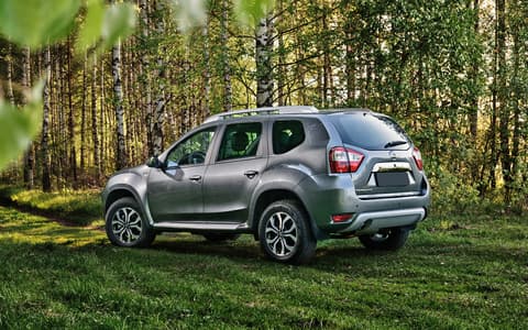 Фото Nissan Terrano сзади