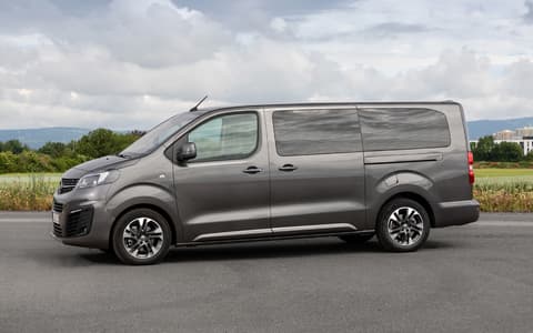 Фото Opel Zafira Life сзади