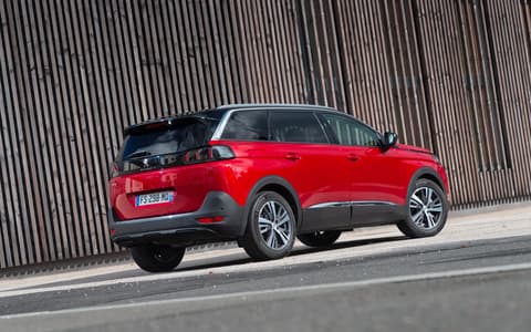 Фото Peugeot 5008 сзади Фото Peugeot 5008 сзади