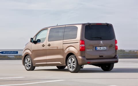 Фото Peugeot Traveller сзади