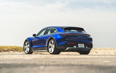 Фото Porsche Taycan Cross Turismo сзади