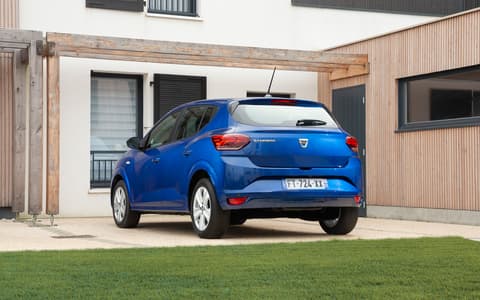 Фото Renault Sandero сзади Фото Renault Sandero сзади