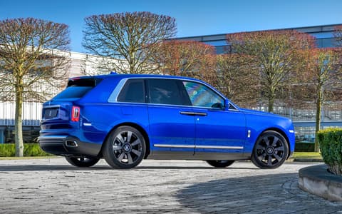 Фото Rolls-Royce Cullinan сзади