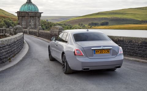 Фото Rolls-Royce Ghost сзади