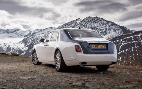 Фото Rolls-Royce Phantom сзади
