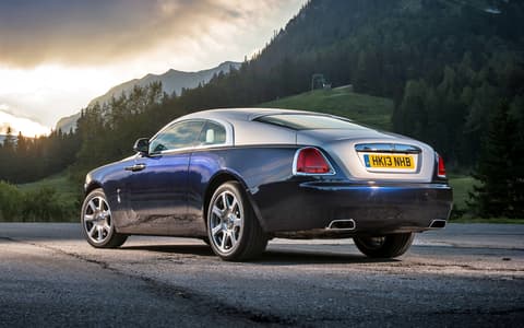 Фото Rolls-Royce Wraith сзади Фото Rolls-Royce Wraith сзади
