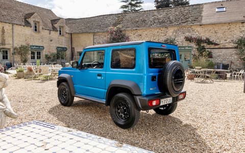 Фото Suzuki Jimny сзади Фото Suzuki Jimny сзади