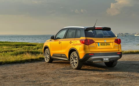 Фото Suzuki Vitara сзади Фото Suzuki Vitara сзади