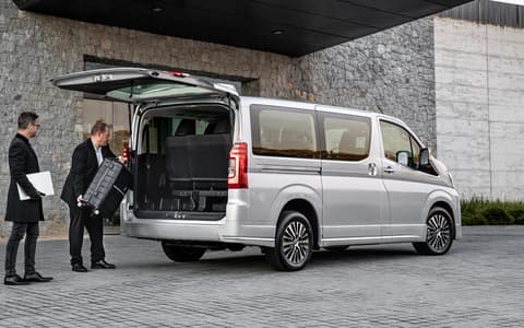 Фото Toyota Hiace сзади