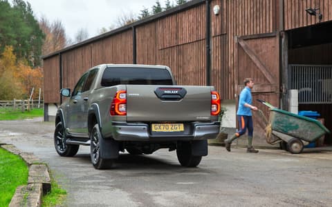 Фото Toyota Hilux сзади Фото Toyota Hilux сзади
