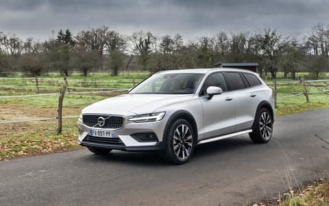 Фото Volvo V60 Cross Country