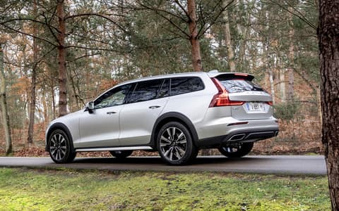 Фото Volvo V60 Cross Country сзади